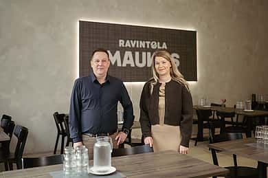 grenken Ira Tuppurainen ja Koutafood Oy:n Tommi Harju seisovat Ravintola Maukkaassa